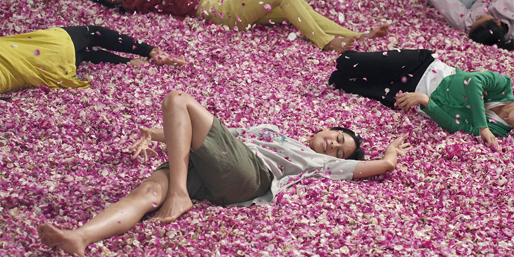 screenshot from Levitating (Para Perasuk)